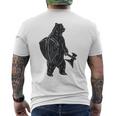 斧と盾を持った熊 中世の熊 バイキング メンズTシャツ バックプリント