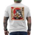 背中にラーメンを食べる緑色の目を持つ日本猫のデザイン。 メンズTシャツ バックプリント