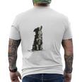 飼い主を見ているボーダーコリー 農場の犬 メンズTシャツ バックプリント