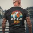 2025 年のお父さん 出産のお知らせ 父親になる予定の人 これから父親になる人 メンズTシャツ バックプリント 高齢者への贈り物