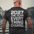 2027 すべてが変わる年 メンズTシャツ バックプリント 高齢者への贈り物