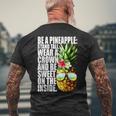 Be A Pineapple Wear A Crownweet Inside アロハ・ハワイパイナップル メンズTシャツ バックプリント 高齢者への贈り物