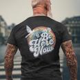 Be Here Now レトロ ヴィンテージ スピリチュアル マインドフルネス メンズTシャツ バックプリント 高齢者への贈り物