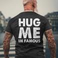 Hug Me I'm Famous ファニーハガー メンズTシャツ バックプリント 高齢者への贈り物