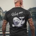 Hug Me ベルーガ アートデザイン 可愛い おしゃれ 動物 シロイルカ シロクジラ メンズTシャツ バックプリント 高齢者への贈り物