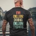 I'm Dillon Doing Dillon Things – 楽しい言葉でクールな名前ディロン メンズTシャツ バックプリント 高齢者への贈り物