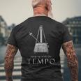 In Tempo Music Metronome テンポで-音楽-メトロノーム-指揮者-ミュージシャン メンズTシャツ バックプリント 高齢者への贈り物