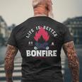 Life Is Better By The Bonfire キャンプファイヤー キャンプ アウトドア ハイカー メンズTシャツ バックプリント 高齢者への贈り物
