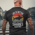 Life Is Better Withharks Around レトロ シャーク メンズTシャツ バックプリント 高齢者への贈り物