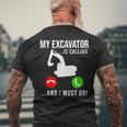 My Excavator Is Calling 面白い重機オペレーター メンズTシャツ バックプリント 高齢者への贈り物