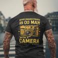 Never Underestimate An Old Man With A Camera レトロ ヴィンテージ メンズTシャツ バックプリント 高齢者への贈り物