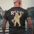 Resist サスカッチティー—面白いクリプティッド抗議 メンズTシャツ バックプリント 高齢者への贈り物