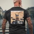 アラビア砂漠でサングラスをかけた猫、ドバイにマッチ。 メンズTシャツ バックプリント 高齢者への贈り物