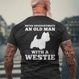 ウェスティ・ドッグを飼っている老人を決して過小評価しないでください メンズTシャツ バックプリント 高齢者への贈り物