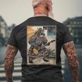 エレキギターを弾く日本の侍猫 浮世墨アート メンズTシャツ バックプリント 高齢者への贈り物