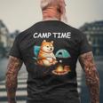 キャンプ Camp Time アウトドア 焚火 おもしろ 犬 柴犬好き 柴犬 名言 文字 面白い ふざけた ネタ メンズTシャツ バックプリント 高齢者への贈り物