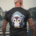 サメのコスチュームを着た面白いペンギン メンズTシャツ バックプリント 高齢者への贈り物
