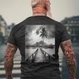 タヒチ州の熱帯小屋のモノクロ写真 メンズTシャツ バックプリント 高齢者への贈り物