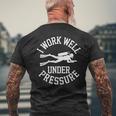 ダイビング I Work Well Under Pressure ダイビング・スポーツ ダイバーの言葉 メンズTシャツ バックプリント 高齢者への贈り物