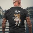 チワワ 犬の筋肉トレーニング ダンベル付き フィットネスジム メンズTシャツ バックプリント 高齢者への贈り物