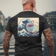 トロピカルピンク フラミンゴ グレートビッグウェーブサーファー オーシャンビーチ メンズTシャツ バックプリント 高齢者への贈り物