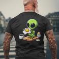 トーストに目玉焼きを食べるエイリアン メンズTシャツ バックプリント 高齢者への贈り物