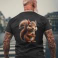ドングリを持ったかわいいリスのデザイン メンズTシャツ バックプリント 高齢者への贈り物