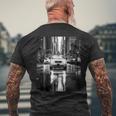 ニューヨークのタクシーのモノクロ写真 写真 メンズTシャツ バックプリント 高齢者への贈り物