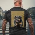 ハッピーロットワイラー犬自撮りポートレート メンズTシャツ バックプリント 高齢者への贈り物