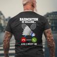 バドミントンが呼んでいる、私は行かなければならないラケットバドミントン選手badminton メンズTシャツ バックプリント 高齢者への贈り物