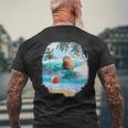 ビーチでのカピバラサーフィンおかしい メンズTシャツ バックプリント 高齢者への贈り物