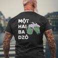 ベトナム ベトナム人 ベトナム語 モット・ハイ・バ・ドゾ ワン・ツー・スリー・チアーズ メンズTシャツ バックプリント 高齢者への贈り物