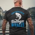 ベルーガクジラに簡単に気を取られる面白いシロイルカ動物。 メンズTシャツ バックプリント 高齢者への贈り物
