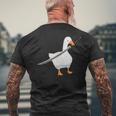 刀を持ったアヒルと剣を持つアヒル 刀包丁 ガチョウ メンズTシャツ バックプリント 高齢者への贈り物