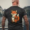 朝のコーヒーを楽しむ居心地の良いキツネ。 メンズTシャツ バックプリント 高齢者への贈り物