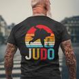 柔道投げ レトロ 日本の格闘技 柔道家 ファイター ギフト メンズTシャツ バックプリント 高齢者への贈り物
