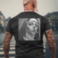 熱い修道女がタバコを吸う、反抗的な修道女 メンズTシャツ バックプリント 高齢者への贈り物