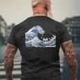 猫がサーフィンをする神奈川の大波 面白い猫の波 かわいい猫、猫好き、かわいい猫 メンズTシャツ バックプリント 高齢者への贈り物