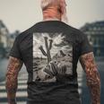 砂漠のサボテンのモノクロ写真 メンズTシャツ バックプリント 高齢者への贈り物