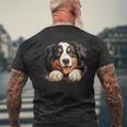 素敵で面白い覗き見犬 バーニーズマウンテンドッグ メンズTシャツ バックプリント 高齢者への贈り物