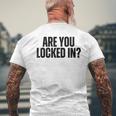 Are You Locked In モチベーションを高めるオールキャップブラックテキストデザイン メンズTシャツ バックプリント 高齢者への贈り物
