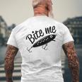 Bite Me 面白いフィッシャーマンフィッシングルアー メンズTシャツ バックプリント 高齢者への贈り物