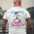 Life's About Goals And Assists サッカー 面白いサッカー選手 メンズTシャツ バックプリント 高齢者への贈り物