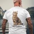 Mischief In Fur 猫写真 キジトラ 猫好き ネタ 猫しもべ 猫飼い 猫依存症 猫オーナー メンズTシャツ バックプリント 高齢者への贈り物