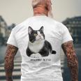 Mischief In Fur 猫写真 ハチワレ猫 黒白猫 猫好き ネタ 猫しもべ 猫飼い 猫依存症 メンズTシャツ バックプリント 高齢者への贈り物