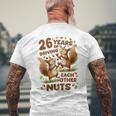 お互いの運転26年 ナッツ26周年 結婚26周年 メンズTシャツ バックプリント 高齢者への贈り物