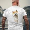 かわいい日本の秋田犬が角をのぞく犬好き。 メンズTシャツ バックプリント 高齢者への贈り物