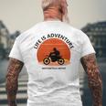 アドベンチャー バイク おもしろ ツーリング 人生は冒険だ オフロードバイクバイク イラスト メンズTシャツ バックプリント 高齢者への贈り物