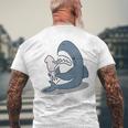 イカを噛み切ることができないサメ メンズTシャツ バックプリント 高齢者への贈り物