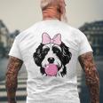 バブルガムを持つバーネドゥードル犬 メンズTシャツ バックプリント 高齢者への贈り物